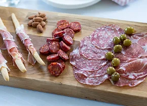 Assortiment de salamis [28.60€/KG]